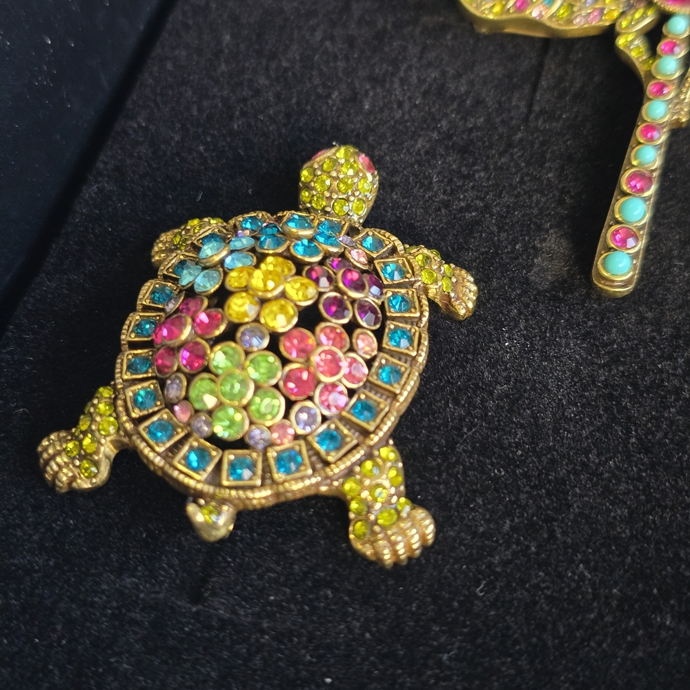 Heidi Daus Brooch Collection 1 Turtle, Frog,  Dragonfly Brooch Box Set - Picture 3 of 13